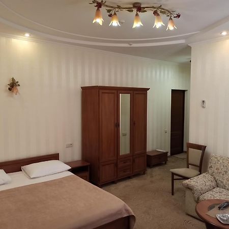 Hotel Status ヴィーンヌィツャ エクステリア 写真